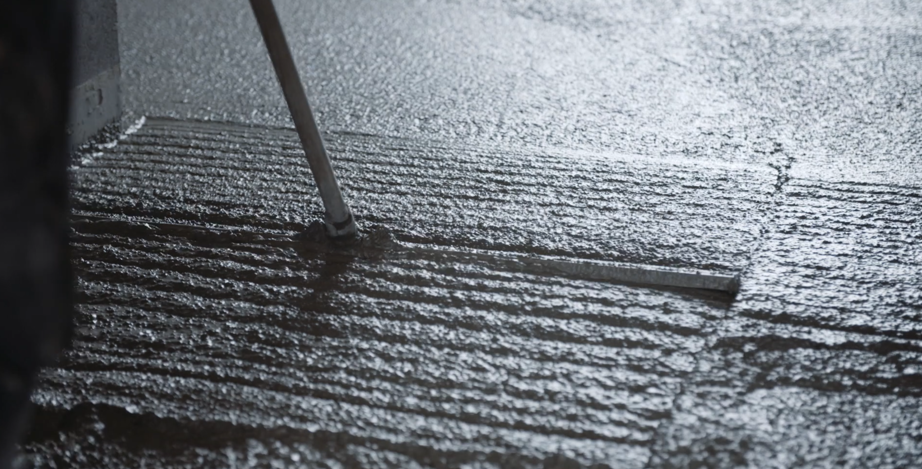 ny beton er udlagt og gøres jævn / nivelleres