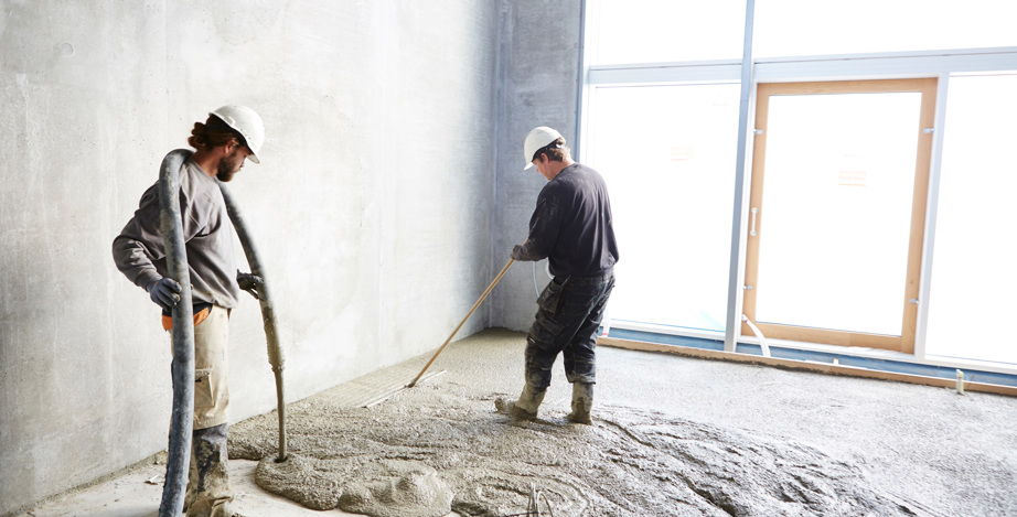 beton udlægges og nivelleres 