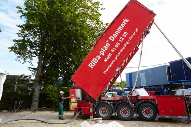 Ribaplan-lastbil leverer materialer til projekt